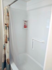 Main bathroom tub and shower